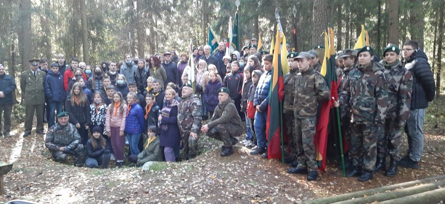 Pilietinė akcija „Gėlių žiedai žuvusiems Lietuvos kariams savanoriams ir partizanams