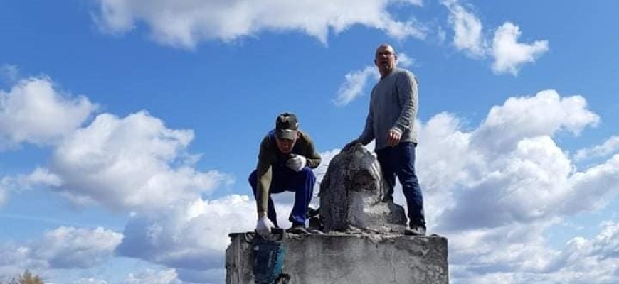 Demontuojamos sovietinių karių skulptūros (foto)
