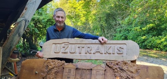 Keturi išskirtiniai R. Kaminsko suolai papuošė parką Prancūzijoje (foto)