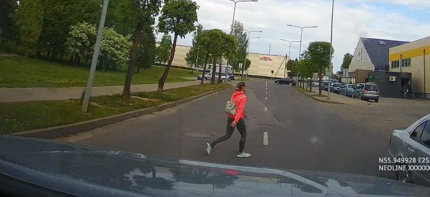 Vaikučiai, neikite per gatvę kaip ši teta (video)