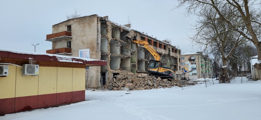Juodupėje griaunamas legendinis daugiabutis (video+foto)