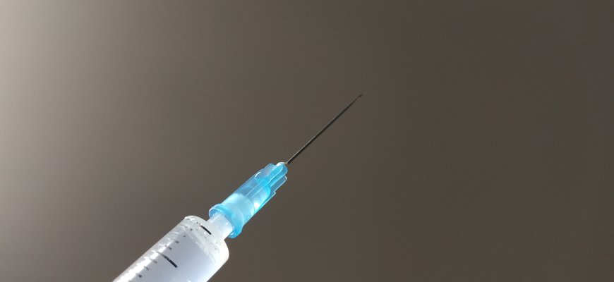 SAM: Lietuva neketina laikinai stabdyti skiepijimo „AstraZeneca“ vakcina