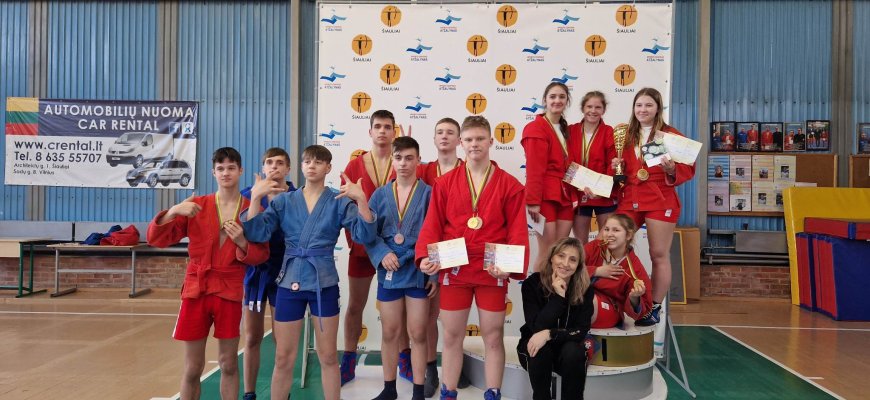 Iš sambo pirmenybių grįžo su pluoštu medalių