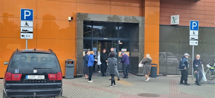 Vyriausybė švelnins COVID-19 valdymo priemones: atsisakoma ploto reikalavimo parduotuvėse