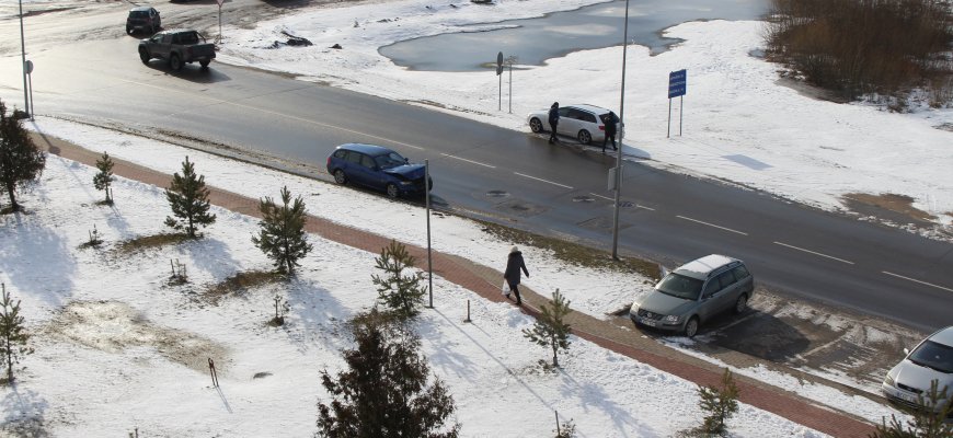 Susidūrė du ta pačia kryptimi važiavę automobiliai