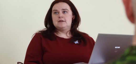 Pro kietai sukąstus dantis IV. Einamųjų reikalų ekspertai