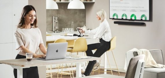 Reguliuojamo aukščio stalas: kokią įtaką jis daro mūsų darbo įpročiams ir sveikatai?