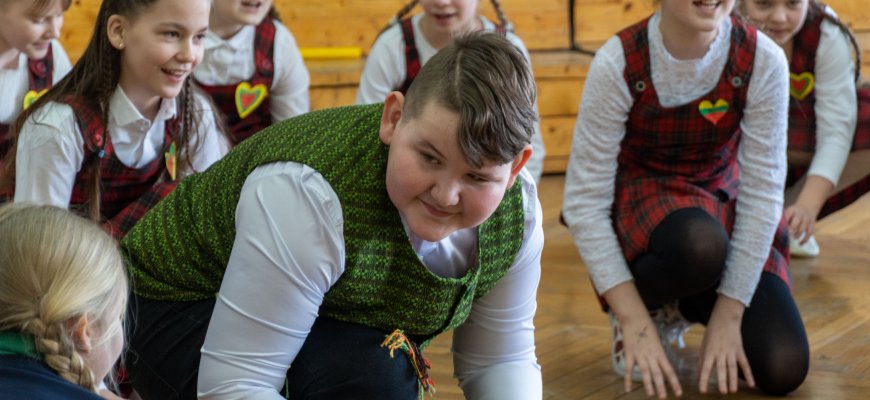 Rokiškio Juozo Tūbelio progimnazijos Kovo 11-osios muzikinis sveikinimas (video+foto)
