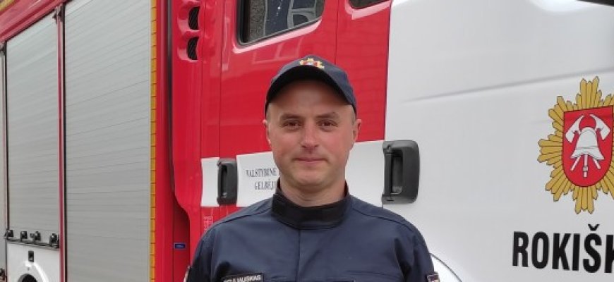 Rokiškietis ugniagesys gelbėtojas Tadas Matuliauskas laisvu laiko spėja ne tik ūkininkauti, bet ir padirbėti kaminkrėčiu