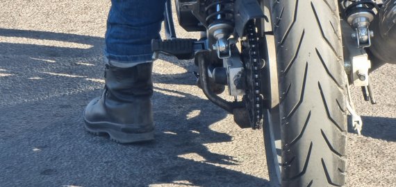 Neblaivus vairavo mopedą
