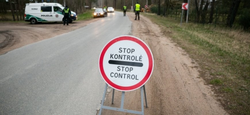 Įsigaliojus judėjimo tarp savivaldybių ribojimams, policija žada blokuoti kelius