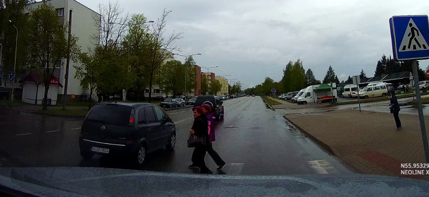 Eilinė situacija Rokiškio pėsčiųjų perėjoje (video)