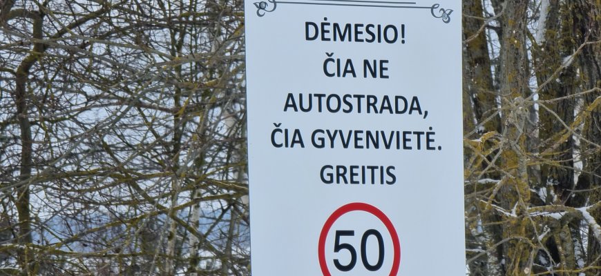 Nors namai buvo visai netoli, girtam sėkmingai jų pasiekti nepavyko – įlėkė į griovį, nuvertė kelio ženklą