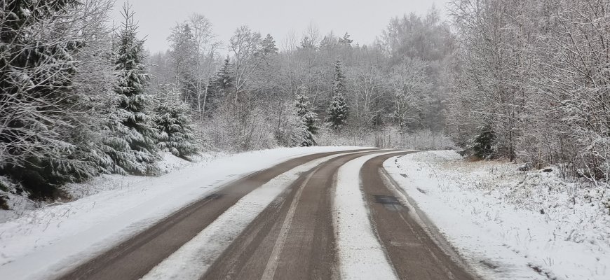 Eismo sąlygas šalyje sunkina snygis ir plikledis – kelininkai