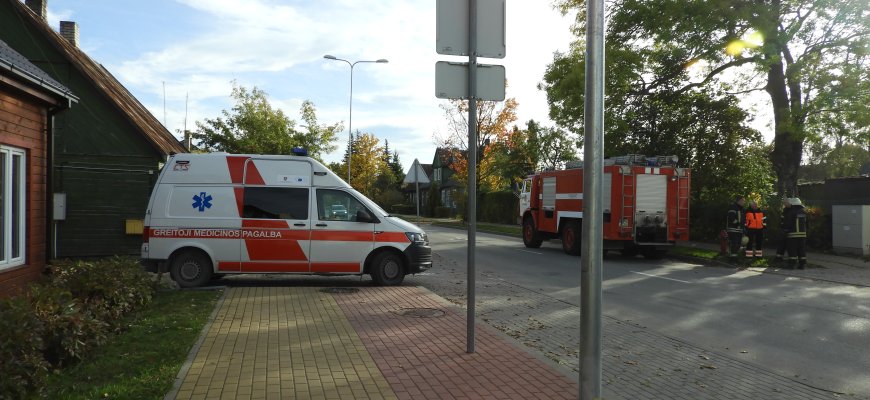 Gelbėjo durų negalinčią atidaryti moterį