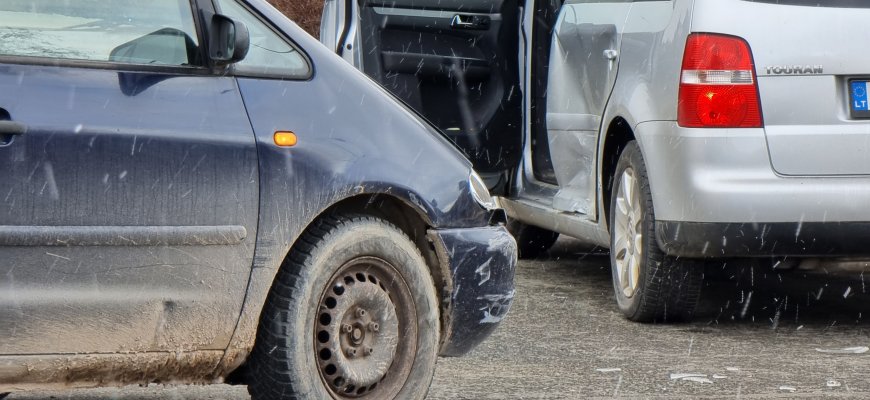 Susidūrė du Volkswagen automobiliai (video+foto)