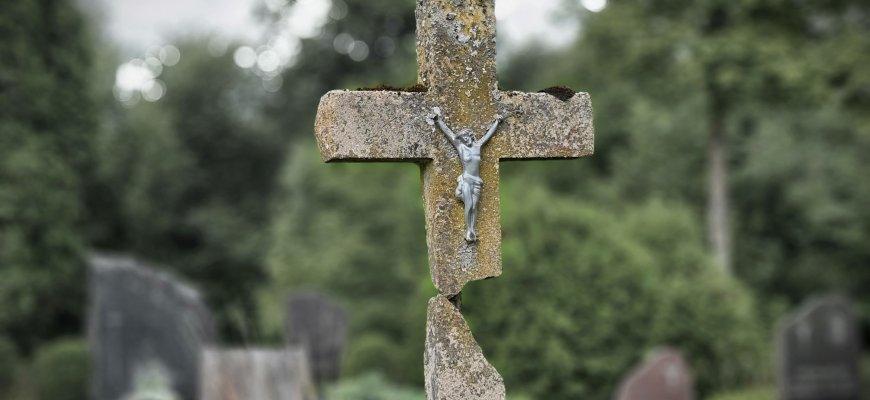 Rokiškėnams aktualu: kur kreiptis dėl judančių paminklų kapinėse?