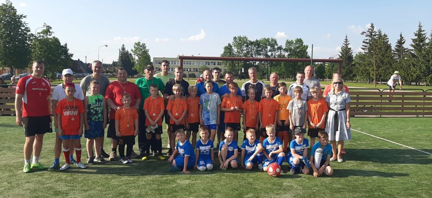 Aš ir tėtis žaidžiame futbolą
