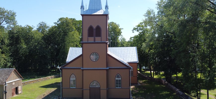 Po tvarkybos darbų išgražėjo Salų bažnyčia
