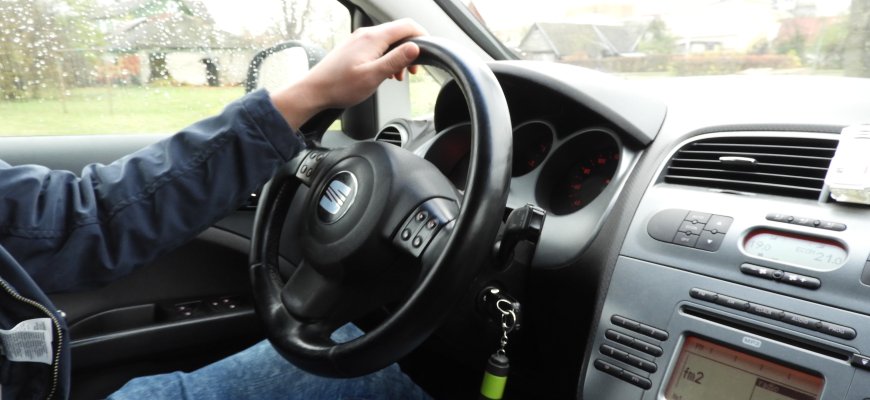 Daugybė pokyčių vairuotojams: siūlo drausti valgyti, rūkyti ar gerti prie vairo