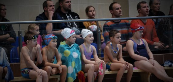 Kalėdinės vaikų plaukimo varžybos Rokiškio baseine (video+foto+rezultatai)