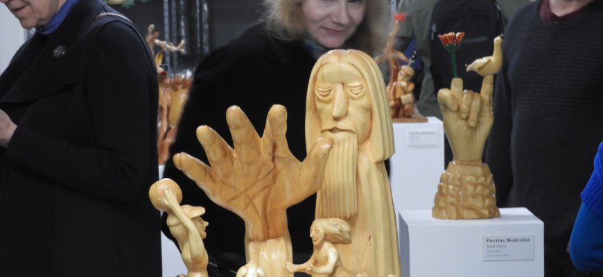 Pristatyta pirmoji neseniai išėjusio menininko P. Medzelo medžio skulptūrų paroda