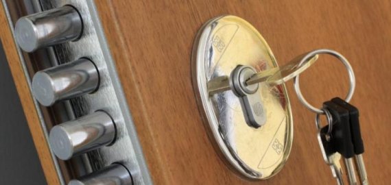 Šešiolikmetis įkalino bute bendraamžę ir neišleido