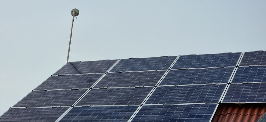 Saulės ir vėjo elektrinių savininkams – 48 mln. eurų parama baterijoms