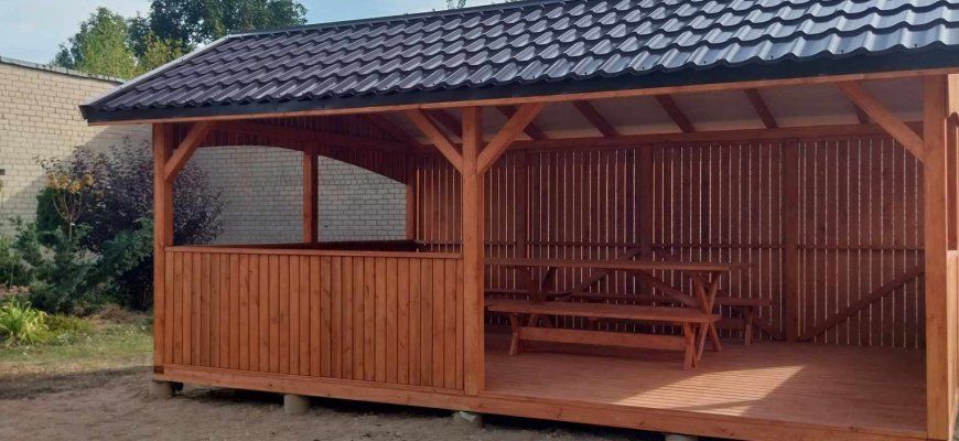 Laimingieji panemunėliečiai užbaigė pavėsinės statybas
