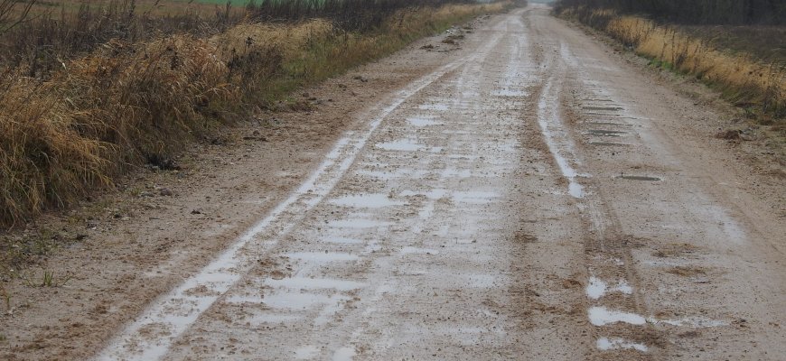 Žada, kad daugiau lėšų žvyrkeliams asfaltuoti bus 2025 metais