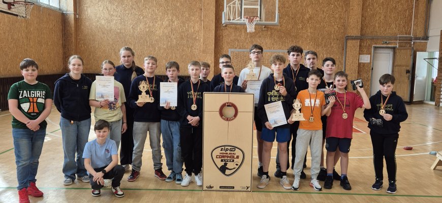 J. Tūbelio sporto salėje vėl „skraidė“ kukurūzų maišeliai