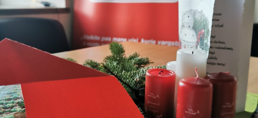 „Caritas“ žvakelės rokiškėnų namuose sušildė tuos, kam labiausiai reikia pagalbos
