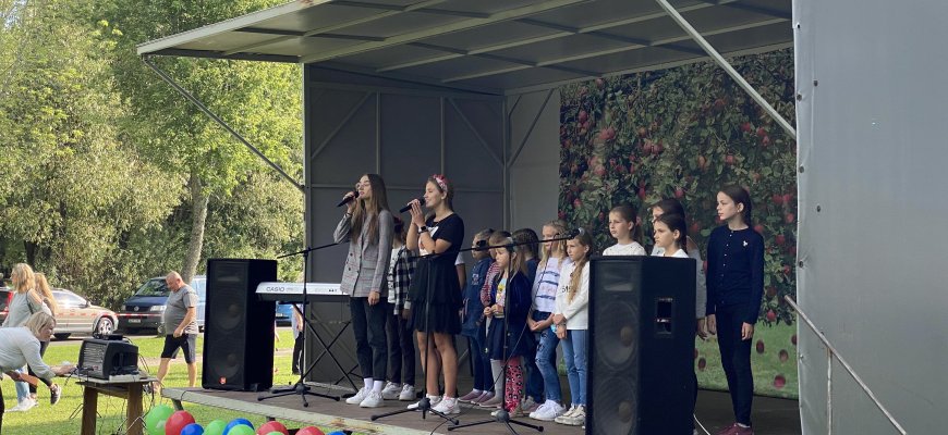 Šalia Obelių gimnazijos šurmuliavo „Obelinės