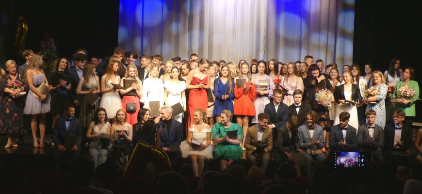 Rokiškio Juozo Tumo - Vaižganto gimnazijos abiturientų išleistuvių šventė (foto+video)