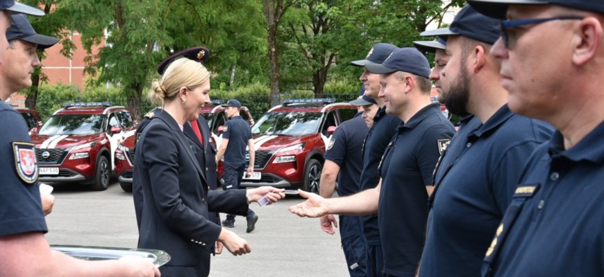 Rokiškio priešgaisrinės gelbėjimo tarnybos vadovas džiaugiasi nauju automobiliu