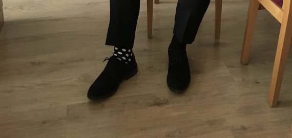 Kovo 21-ąją Rokiškio meras Antanas Vagonis - su skirtingomis kojinėmis