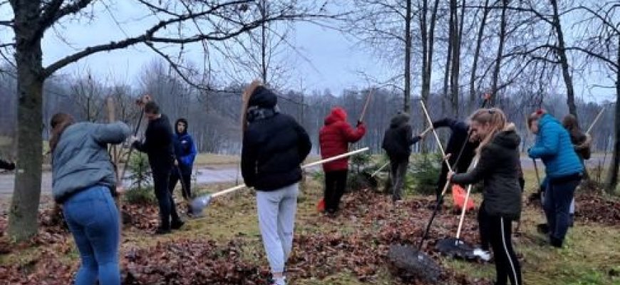Jūžintų moksleiviai pagelbėjo vienišai močiutei