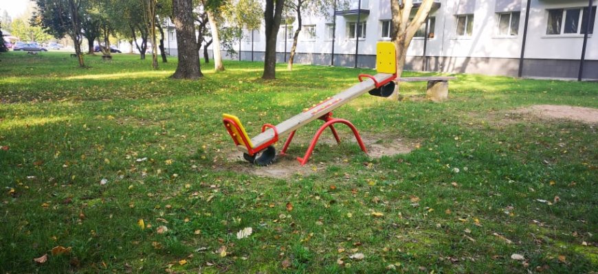Mikrorajono ženklai – „gaubliai“ ir čiuožynės – pašalinti: gyventojams nostalgija, seniūnijai teko taikytis prie griežtų higienos normos reikalavimų