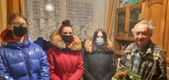 Juodupės gimnazijos mokiniai dovanojo advento vainikus vienišiems Juodupės seniūnijos senoliams (foto)