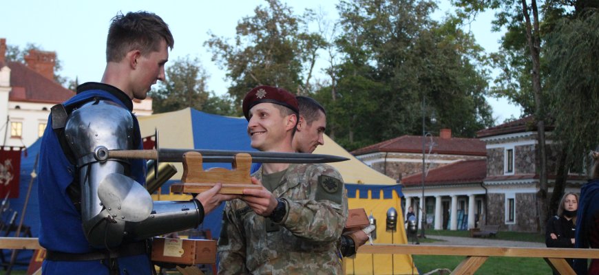 Riterių turnyras „Roko kalavijas“: kodėl vaizdingas renginys nukištas į penktadienį, kai šeštadienį kone visą dieną šventėje niekas nevyko? (foto +video)