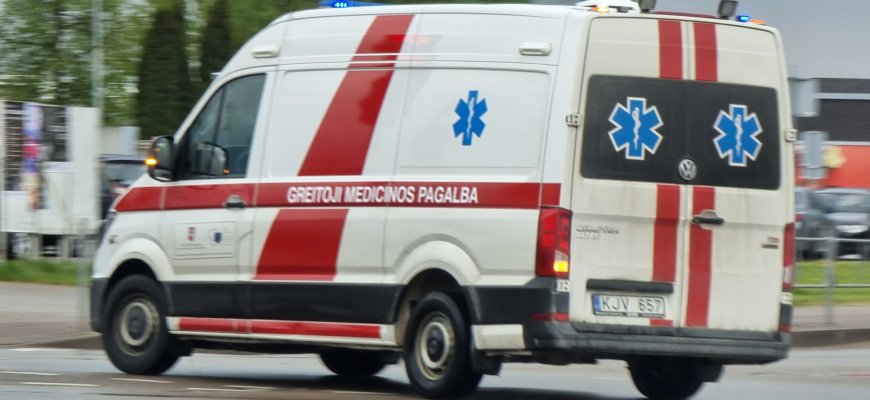 Užmigęs nuvažiavo nuo kelio ir atsitrenkė į šlaitą