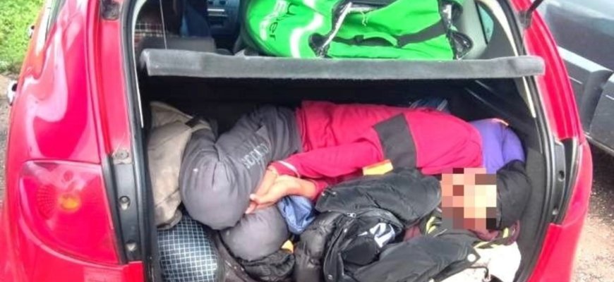 Obeliuose – automobilis, pilnas neteisėtų migrantų (foto)