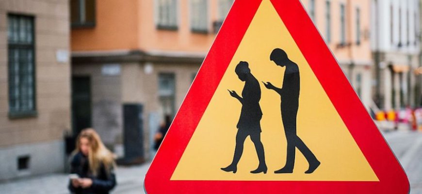 Pėstiesiems uždrausta kalbėtis telefonu perėjose