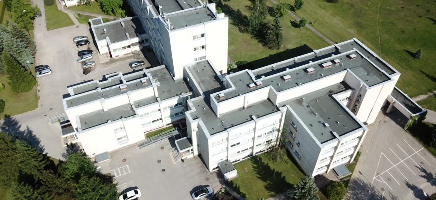 Avarija rajono ligoninės aikštelėje įplieskė skandalą. Už vairo sėdėjusi galimai neblaivi gydytoja taip važiavo... iš darbo?
