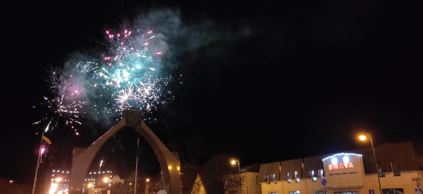 Nepriklausomybės aikštėje sutikti 2024-ieji: atvyko Kalėdų senelis, degė šiukšliadėžė, mėtėsi buteliai (foto)