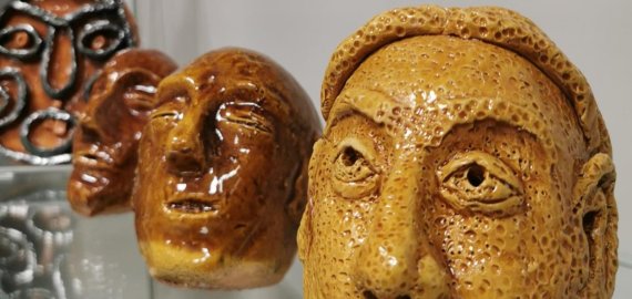 Rokiškio Juozo Keliuočio viešojoje bibliotekoje - jaunųjų keramikų kūrybinių lipdinių paroda