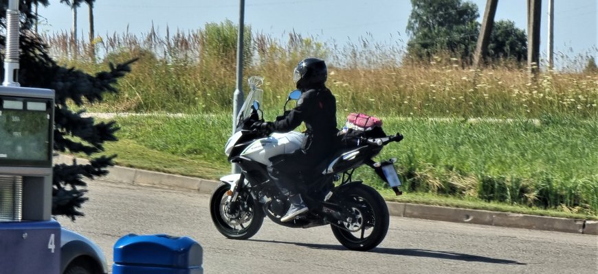 Į motociklus norinčius persėsti automobilių vairuotojus siūloma atleisti nuo teorijos egzamino