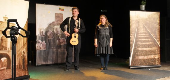 Spektaklio „Žalia gyva” debiutas festivalyje: per žaidimus prisiliesti prie tikrų istorijų