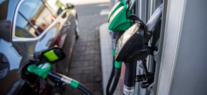 Pasikeitė degalų žymėjimas: ką daryti vietoj dyzelino įsipylus benzino