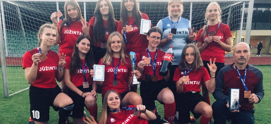 Jūžintų mokyklos merginų komanda išbandė jėgas Lietuvos moterų futbolo Regioninės lygos Utenos 8x8 pirmenybėse